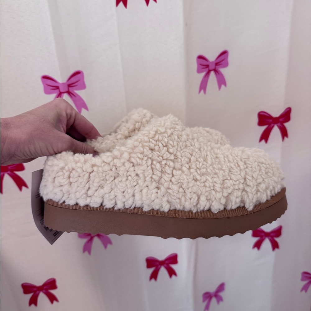 NWT Auden Cream and Brown Faux-Fur Slippers